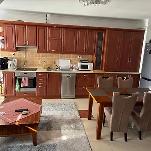 Ujszeru, Jol Felszerelt Lakas A Varos Sziveben, Ingyenes Parkolassal! Apartament Debreţin